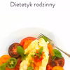 Delikatny omlet na sałatce z pomidorów
