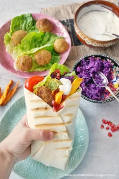 Tortilla z falafelem i warzywami
