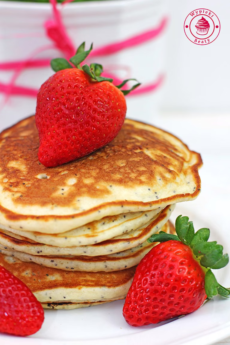 Pancakes cytrynowe z truskawkami