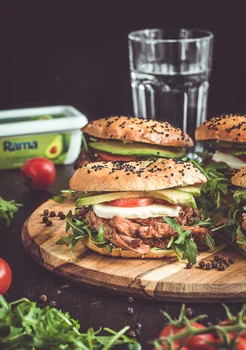 Bajgle z rwaną wieprzowiną (pulled pork), serem i warzywami