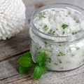 WYPRÓBUJ MIĘTOWY ORZEŹWIAJĄCY PEELING DO STÓP!