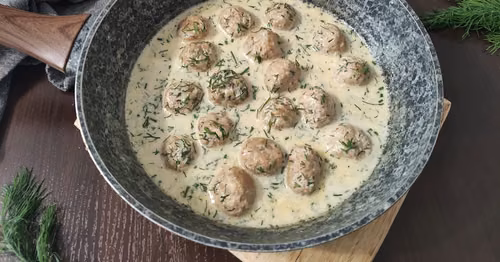 Pulpeciki w sosie koperkowym.