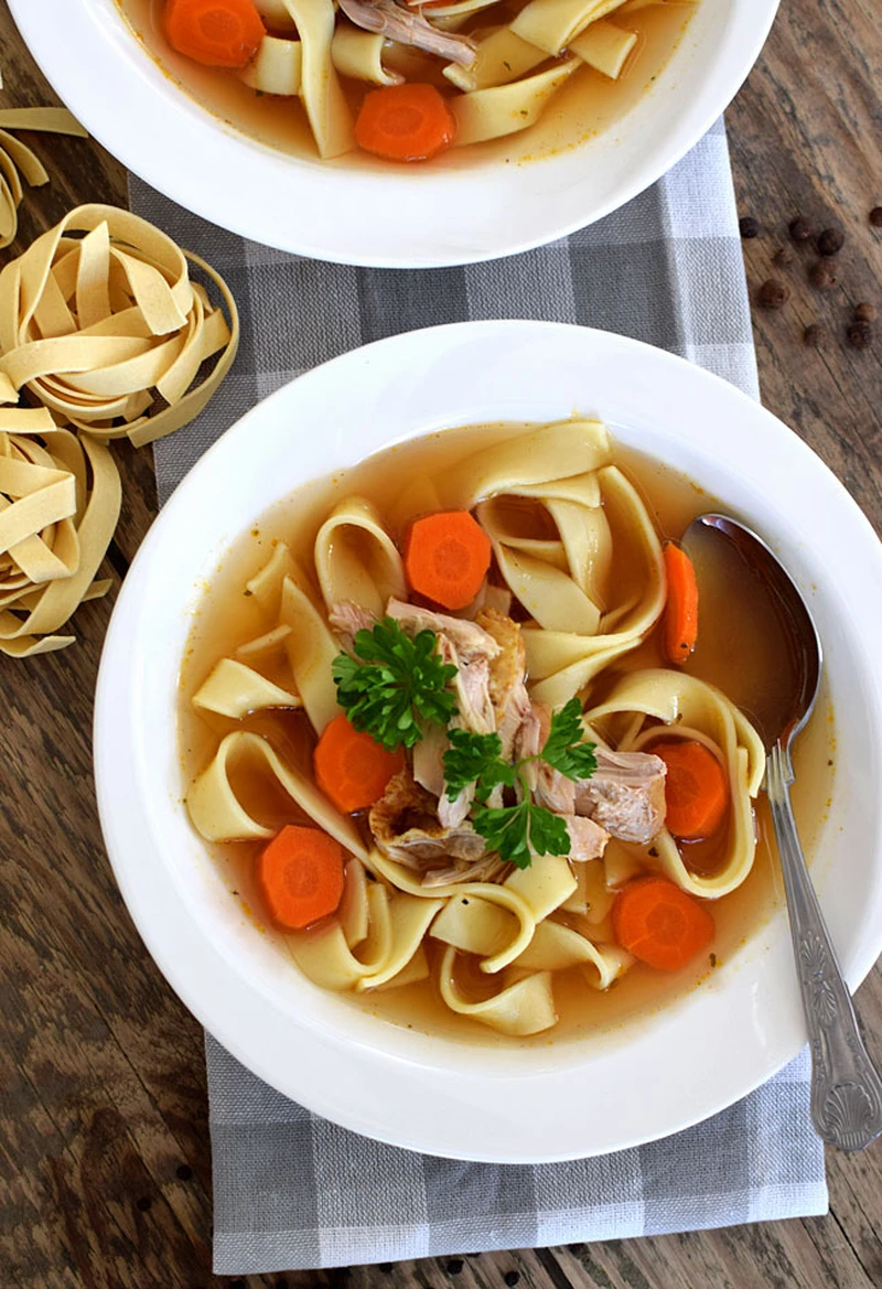 Zupa z grillowanym kurczakiem i makaronem