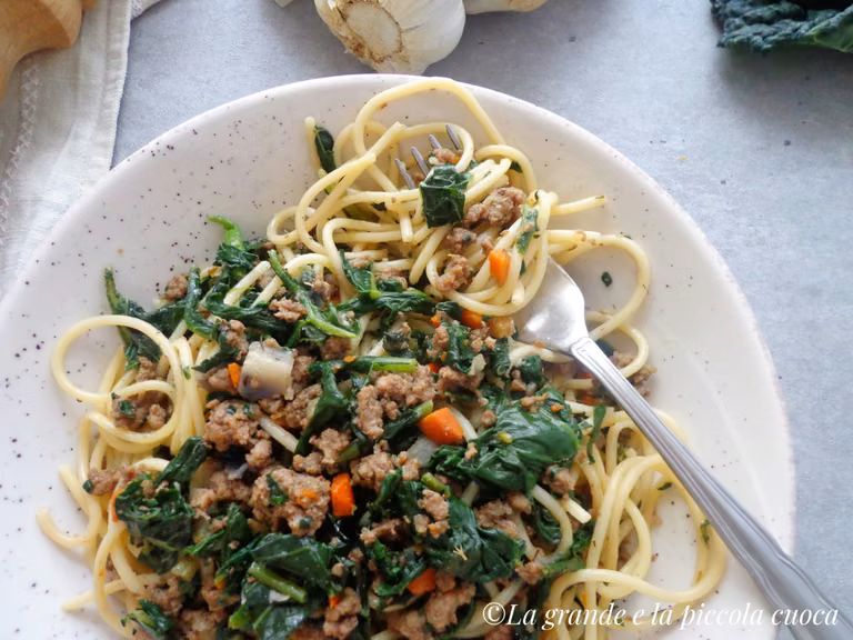Spaghetti z ragù z jarmużem