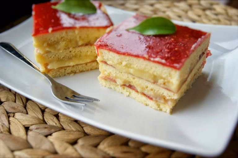 Torcik waniliowy z malinami