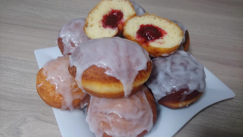Domowe puszyste pączki z konfiturą