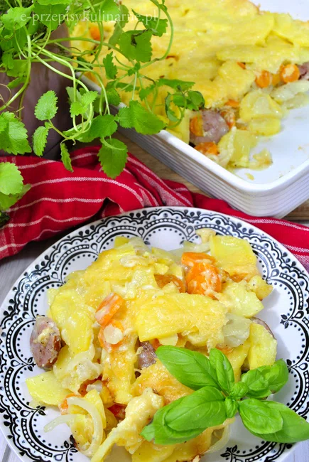 Zapiekanka z ziemniakami, marchewką i kiełbasą - szybki obiad