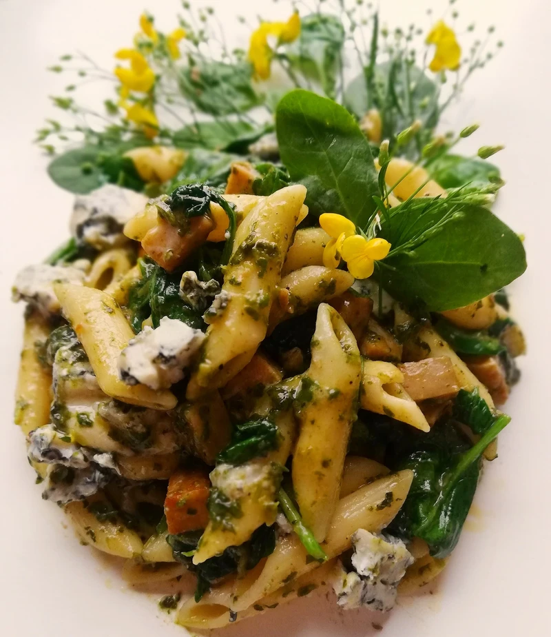 Makaron penne ze szpinakiem, boczkiem i gorgonzolą