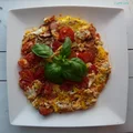 Fritatta z kiełbasą i pomidorkami