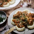 Gulasz wieprzowy z szynki, zagęszczany chlebem razowym