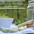 pasta z bobu z czosnkiem i listkami mięty