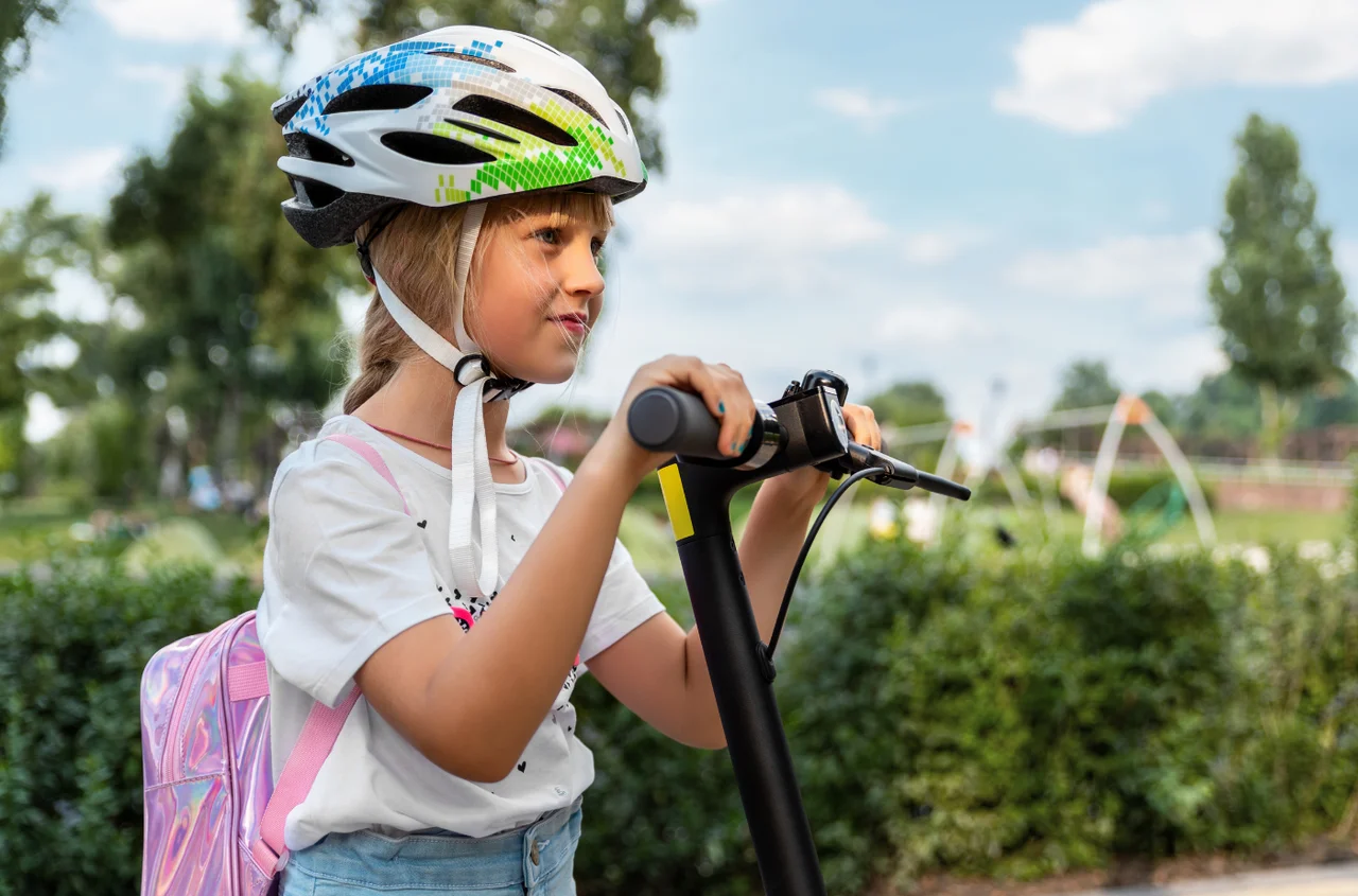 Obowiązkowe kaski dla dzieci i młodzieży oraz prawo jazdy dla 17-latków, ale pod warunkiem! Rząd już zdecydował