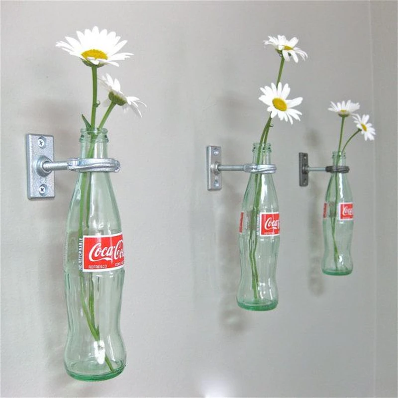 Wiszące flakoniki wykonane z butelek po coca coli