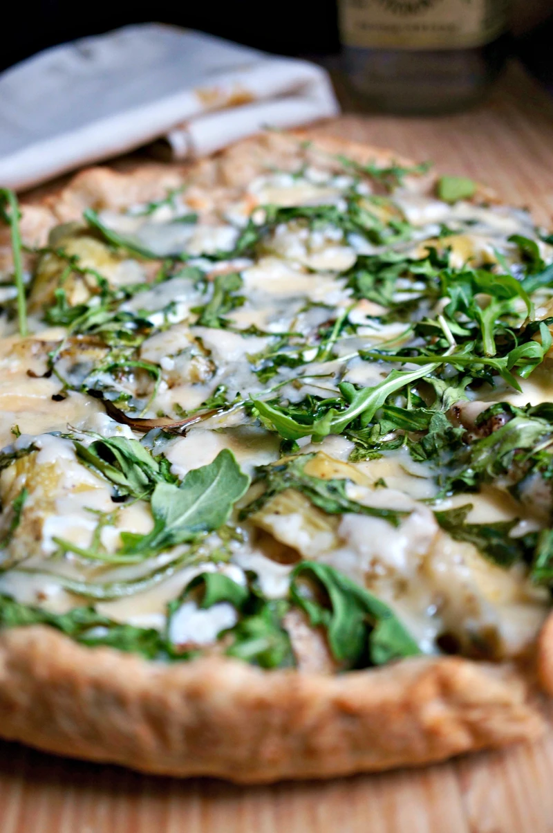 Pełnoziarnista Pizza z Marynowanymi Karczochami i Rukolą