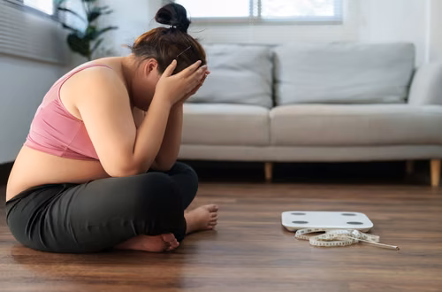 Tak reaguje ciało kobiety na brak witaminy D3! Długą listę otwierają problemy z wagą