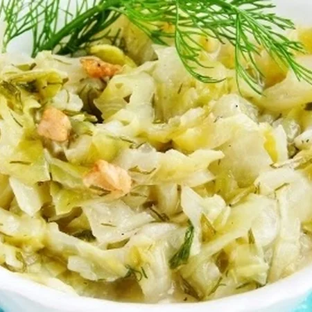 młoda kapusta ze skwarkami