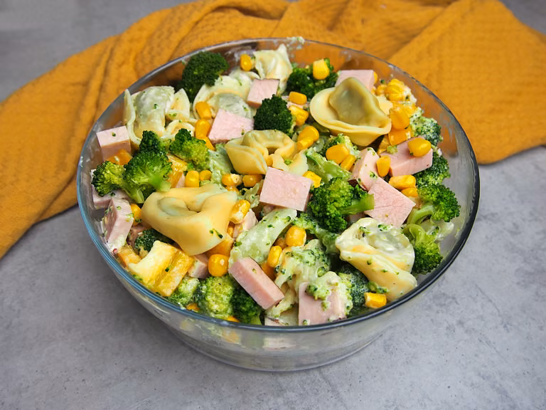 Sałatka brokułowa z tortellini i szynką