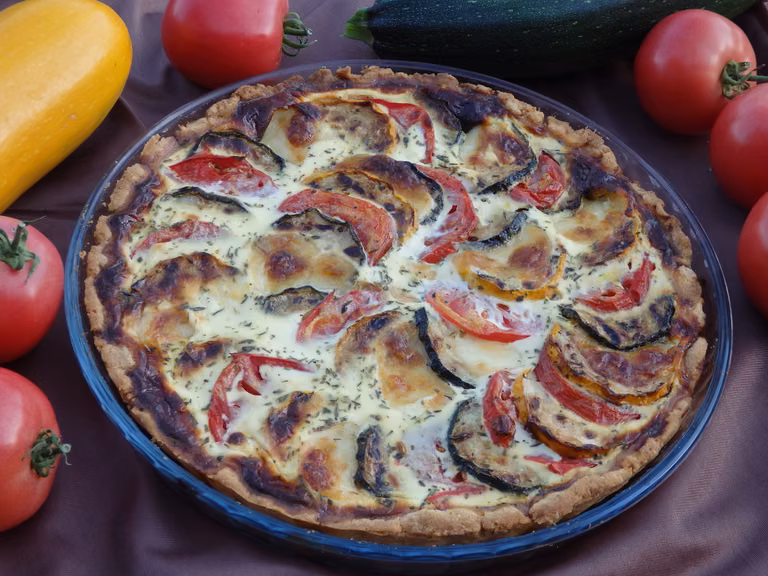 Tarta z cukinią, pomidorami i mozzarellą