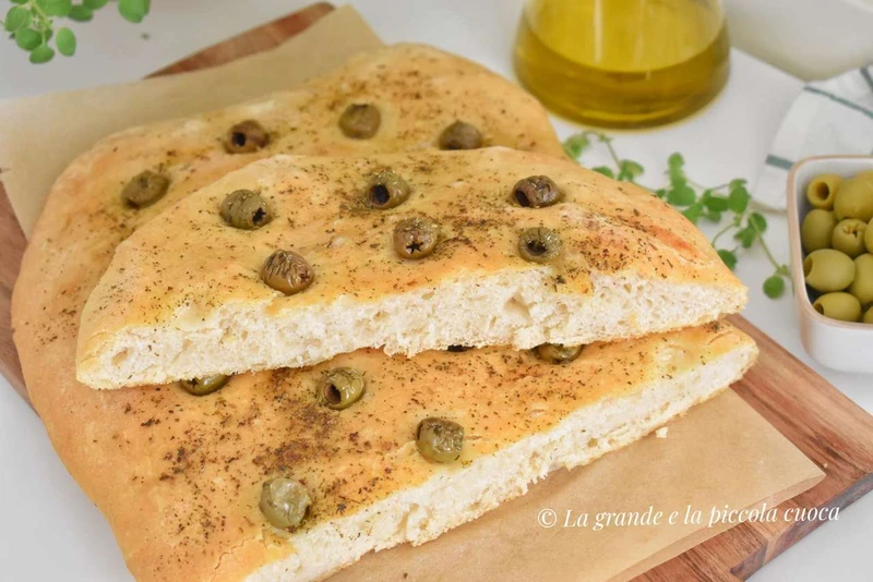 Focaccia z oliwkami na cieście bez wyrabiania