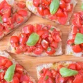 Włoska bruschetta z pomidorami i czosnkiem – oryginalny przepis