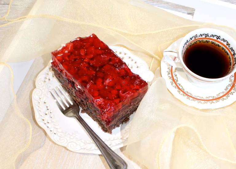 Ciasto czekoladowe z owocami, marmoladą i galaretką