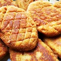 Pikantne kotlety ziemniaczane z kiełbasą i pieczarkami