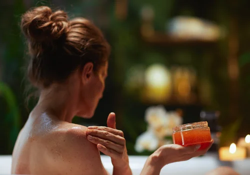 Jak pielęgnacja wpływa na nasze samopoczucie psychiczne? Sprawdź, jak zadbać o cerę i... głowę