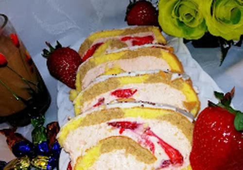 Rolada " Zebra "z cynamonem oraz nadzienie twaróg z galaretką i truskawki