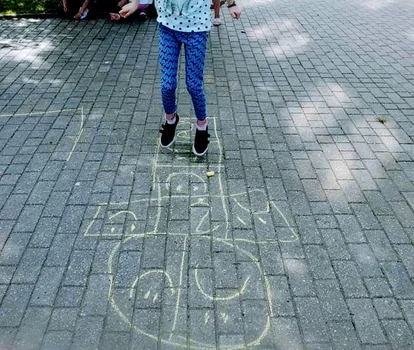 Zabawy, które znasz z dzieciństwa, a które możesz wykorzystać ze swoim dzieckiem