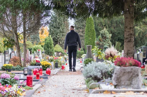 Czy 1 listopada trzeba iść na cmentarz? Odpowiedz wielu może zaskoczyć!