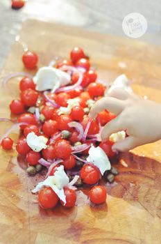Sałatka z pomidorków koktajlowych z kaparami i mozzarellą