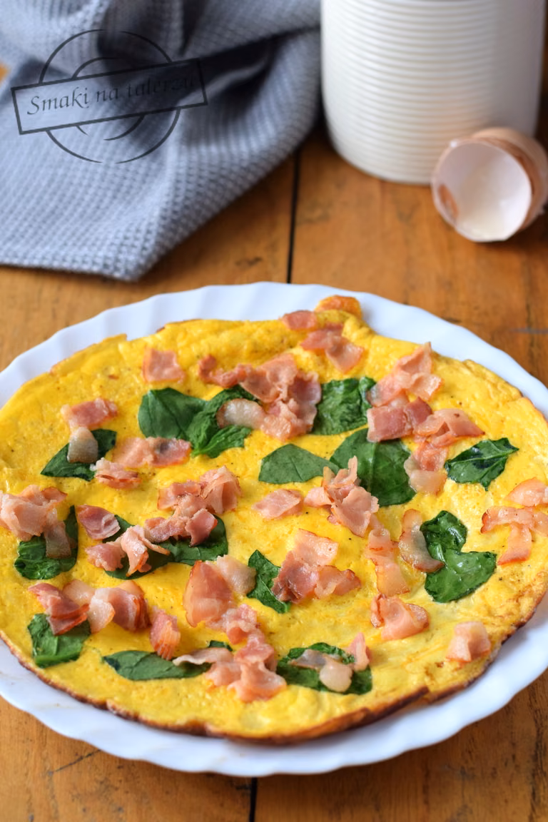 Omlet z boczkiem i szpinakiem