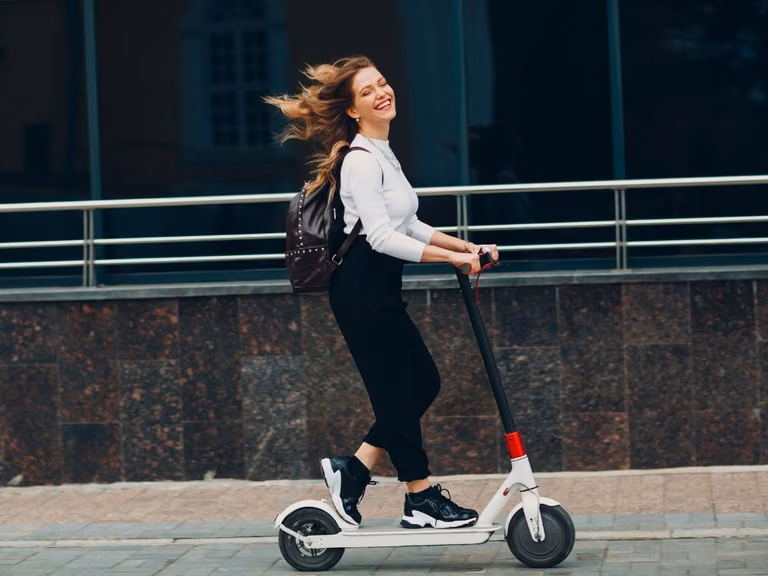 Czy hulajnogą elektryczną można jeździć po chodniku?