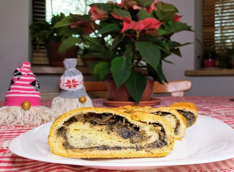 Drożdżowy kulebiak z kapustą i grzybami