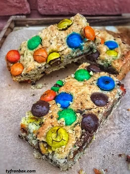 Kruche batony z M&M’s i czekoladą