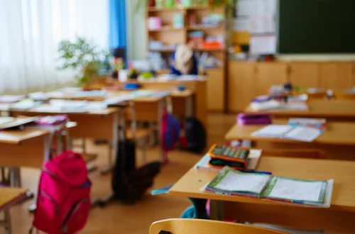 Twoje dziecko będzie miało mniej lekcji? MEN chce dać uczniom „więcej luzu”!