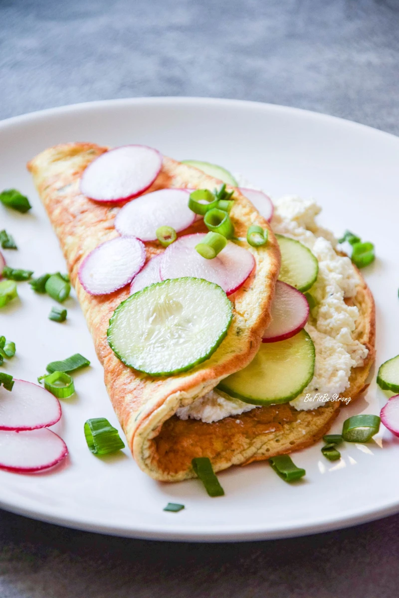 Omlet ziołowy z ogórkiem i rzodkiewką BEZ MĄKI