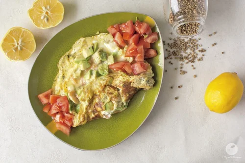 Omlet z łososiem i awokado