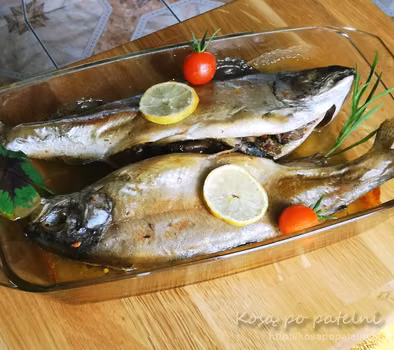 Pstrąg pieczony faszerowany pieczarkami