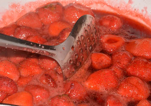 Moja mama dodaje TEN nietypowy składnik do dżemu truskawkowego. To idealne połączenie