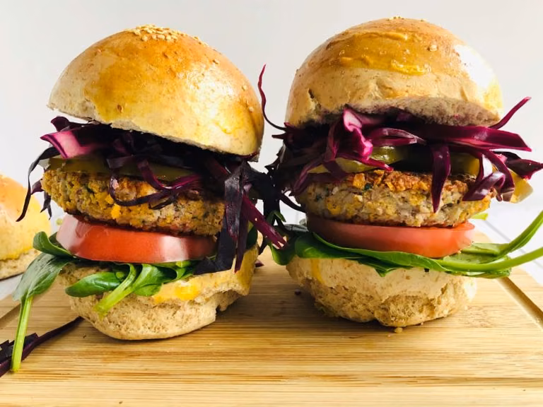 BURGERY Z FASOLI, CIECIORKI, PĘCZAKU I KURCZAKA