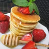 Pancakes z truskawkami i miodem