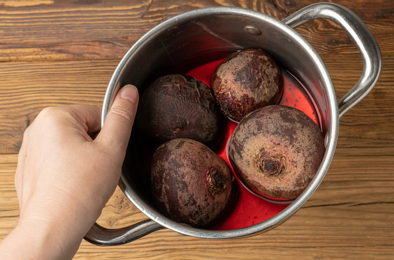 Ile buraków potrzeba na barszcz czerwony? Przepis na domowy zakwas i idealny wigilijny barszcz!