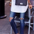 Koszulka oversize wydarte jeansy i chanelka