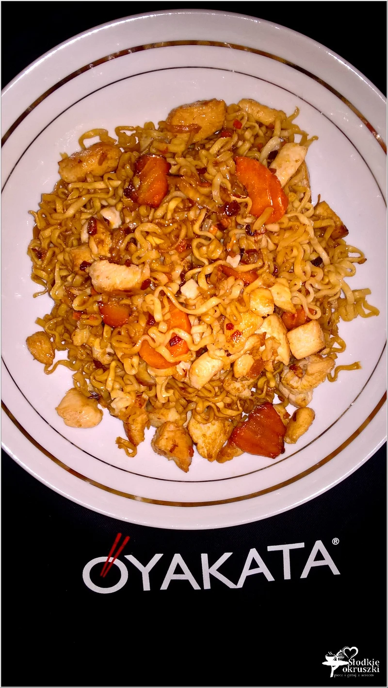Obiad w japońskim stylu. Kurczak z makaronem i sosem teriyaki.