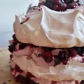 Letnie wspomnienia czyli bezowy tort z owocami