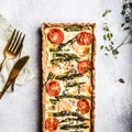 Tarta ze szparagami i łososiem