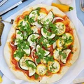 Pizza z kolorową cukinią
