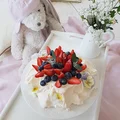 Beza Pavlova z kremem waniliowym i owocami
