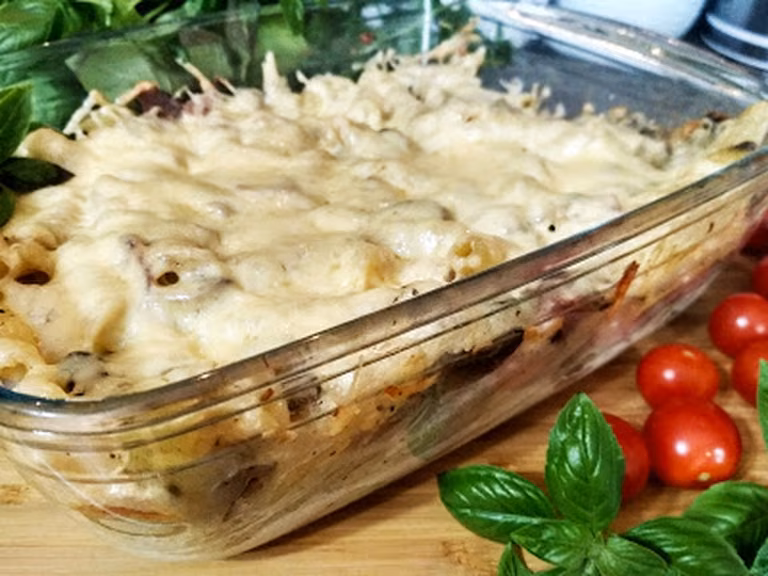 Zapiekanka makaronowa z szynką i pieczarkami